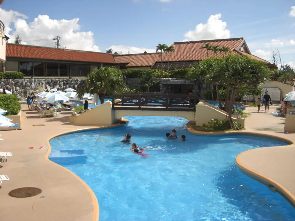 沖縄リゾートホテルにあるプールで遊んでみた 沖縄リザンシーパークホテル谷茶ベイ