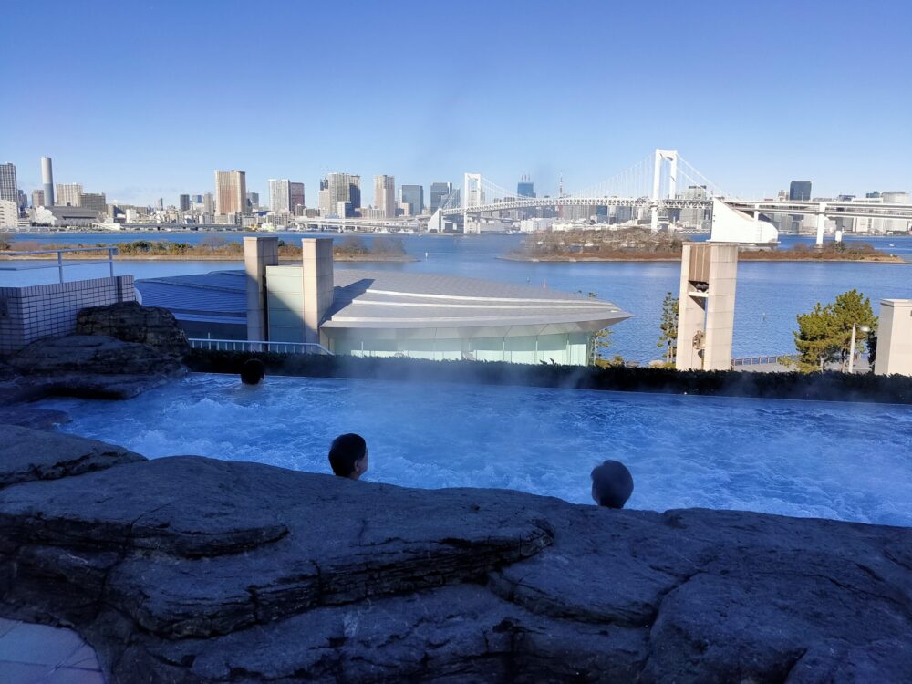 ヒルトン東京お台場 の 庵スパｔｏｋｙｏ の屋内プール 屋外ジェットバス 最高の景色に感動
